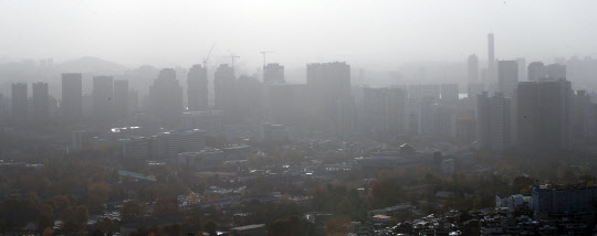 환경부가 산업계와 민관협력을 강화해 미세먼지 저감에 나선다. 연합뉴스